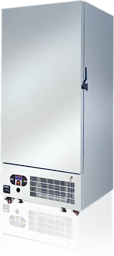 Dayanıklı 304 krom nikel paslanmaz çelik dış yüzey ve iç yüzey, 195-230 V/50 Hz şebeke gerilimiyle çalışan cihaz. Solid kapı sistemi, manyetik contalı yalıtım ve yüksek yoğunluklu poliüretan dolgu ile sızdırmazlık sağlanır. Güçlendirilmiş fan sistemi, eşit ısı dağılımı ve otomatik defrost özelliği ile üstün performans. Paslanmaz çelik raf sistemi, ergonomik tasarımıyla hava sirkülasyonunu hızlandırır, 60 kg taşıma kapasitesine sahiptir. 0/-40°C aralığında saklama, hassas 1°C dijital termometre ve USB çıkışı ile veri kaydı yapılabilir. 72 saat akü desteği ve LCD ekranla sıcaklık takibi. Ozon tabakasına zarar vermeyen CFC gazsız soğutma sistemi ve emniyetli gömme kilit sistemi ile güvenli kullanım.(soğutucu deepfreez)