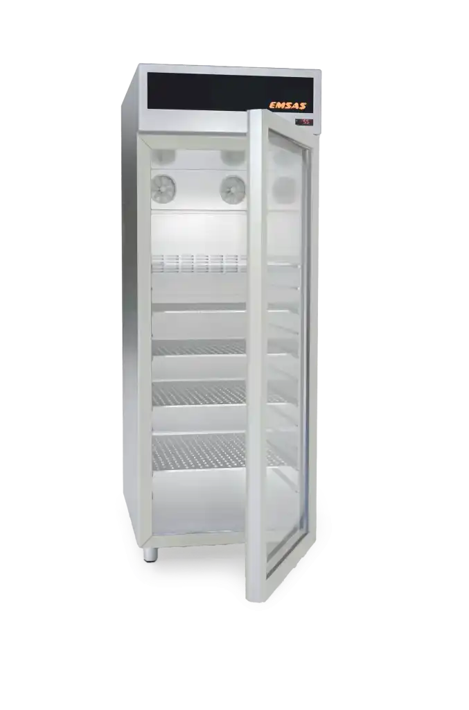 Dayanıklı elektrostatik boyalı galvaniz sac dış yüzey ve paslanmaz sac iç yüzey, 195-230 V/50 Hz şebeke gerilimiyle çalışan cihaz. Çift kat ısı camlı, kilitlenebilir ve manyetik contalı kapı sistemi ile stok takibi yapılabilir. Kullanıcı isteğine göre ayarlanabilen plastik kaplamalı tel raf sistemi. +0/+15 °C aralığında çalışır, +4 °C'ye set edilir. Güçlendirilmiş fan sistemi ile eşit ısı dağılımı sağlanır. Tam otomatik defrost sistemi ile yüksek verimlilik. LED aydınlatma, kullanıcı dostu dijital kontrol paneli, 0.1°C hassasiyetle ölçüm yapan termostat. 24 saat süreyle şarj edilen akümülatör sistemi, elektrik kesintilerinde dijital paneli çalıştırmaya devam eder. Cihaz, görsel ve işitsel uyarı sinyalleri ile alt ve üst sıcaklık limit aşımında, kapı açık kaldığında veya elektrik kesintisinde uyarı verir. Ozon tabakasına zarar vermeyen CFC gazsız soğutma ve izolasyon. Taşıma için 2 stoplu ve 2 sabit tekerlek. Isı takip sistemine bağlanabilir, 2 yıl garanti, ISO ve CE sertifikalarına sahip.(iklimlendirme dolabı, deepfreeze)