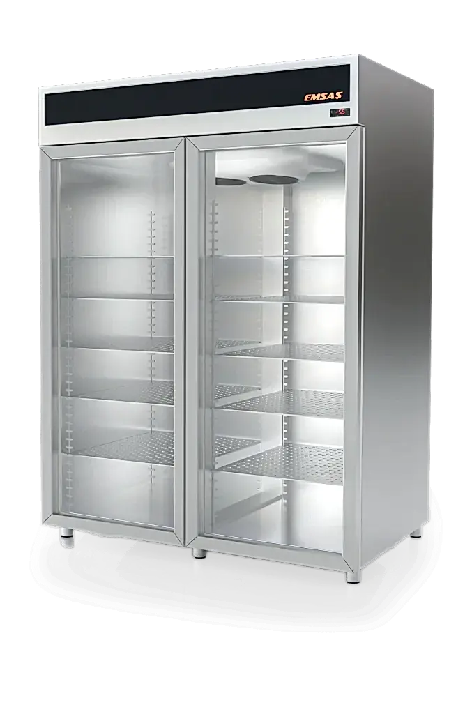 Dayanıklı elektrostatik boyalı galvaniz sac dış yüzey ve paslanmaz sac iç yüzey, 195-230 V/50 Hz şebeke gerilimiyle çalışan cihaz. Çift kat ısı camlı, kilitlenebilir ve manyetik contalı kapı sistemi ile stok takibi yapılabilir. Kullanıcı isteğine göre ayarlanabilen plastik kaplamalı tel raf sistemi. +0/+15 °C aralığında çalışır, +4 °C'ye set edilir. Güçlendirilmiş fan sistemiyle eşit ısı dağılımı sağlanır. Sessiz ve sarsıntısız çalışma, tam otomatik defrost sistemi ile yüksek verimlilik. LED aydınlatma, kullanıcı dostu mikro işlemcili dijital kontrol paneli ve 0.1°C hassasiyetle ölçüm yapan termostat. 24 saat süreyle şarj edilen akümülatör sistemi, elektrik kesintilerinde dijital panelin çalışmasını sürdürür. Görsel ve işitsel uyarı sinyalleri ile alt ve üst sıcaklık limit aşımında, kapı açık kaldığında veya elektrik kesintisi yaşandığında uyarı verir. CFC gazsız soğutma ve izolasyon, ozon tabakasına zarar vermez. Taşıma için 2 stoplu ve 2 sabit tekerlek. Isı takip sistemine bağlanabilir. 2 yıl garanti, ISO 9001:2008 ve ISO 13485 TSE hizmet yeterlilik belgelerine uygun üretim. CE belgesi ve barkod mevcut.(deepfreze, havalandırmalı)